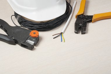 Ahşap arka plan üzerinde elektrik araç kümesi. Mühendislik çalışmaları, enerji kavramı için aksesuarlar.