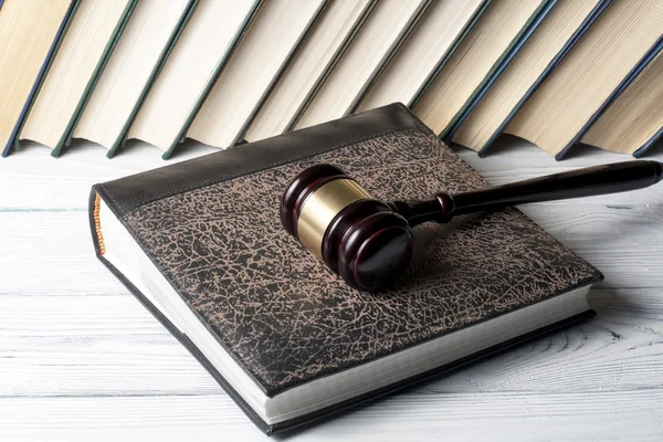 Concepto de ley - Libro con jueces de madera martillo en la mesa en una sala de tribunal u oficina de aplicación . —  Fotos de Stock