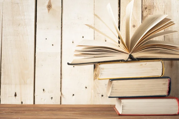 Açık kitap, ahşap masa ciltli kitap. Eğitim arka plan. Okula dönüş. Metin için yer kopyalayın.