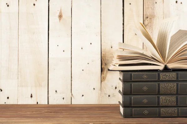 Açık kitap, ahşap masa ciltli kitap. Eğitim arka plan. Okula dönüş. Metin için yer kopyalayın.