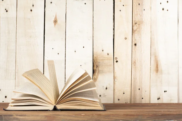 Livro aberto, livros de capa dura sobre mesa de madeira. Formação. De volta à escola. Espaço de cópia para texto . — Fotografia de Stock