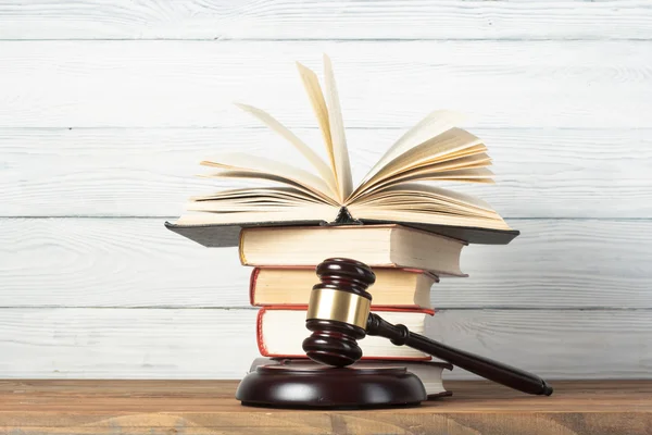 Concepto de ley - Libro con jueces de madera martillo en la mesa en una sala de tribunal u oficina de aplicación . — Foto de Stock