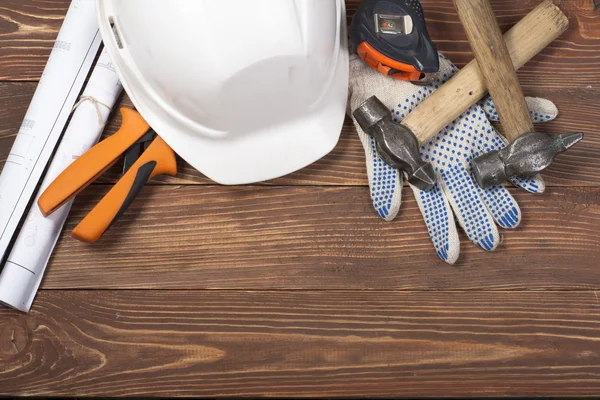 Ahşap arka plan üzerinde elektrik araç kümesi. Mühendislik çalışmaları, enerji kavramı için aksesuarlar.