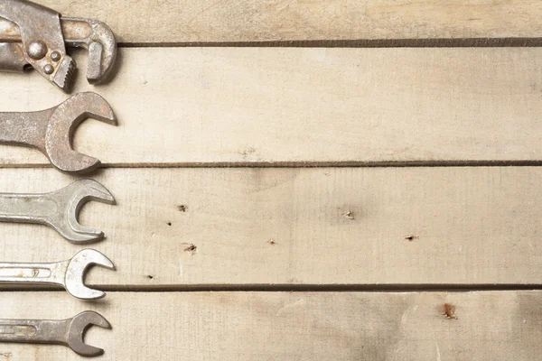 İnşaat araçlar kümesi. Ahşap arka plan üzerinde anahtarı