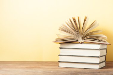 Açık kitap, ahşap masa ciltli kitap. Eğitim arka plan. Okula dönüş. Metin için yer kopyalayın.