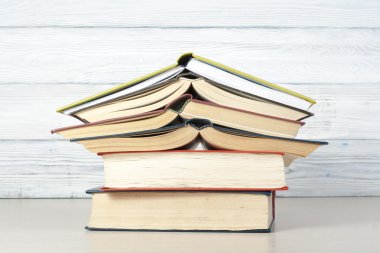 Açık kitap, ahşap masa ciltli kitap. Eğitim arka plan. Okula dönüş. Metin için yer kopyalayın.