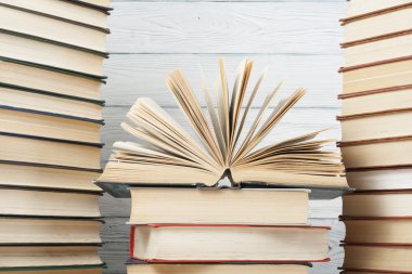 Açık kitap, ahşap masa ciltli kitap. Eğitim arka plan. Okula dönüş. Metin için yer kopyalayın.