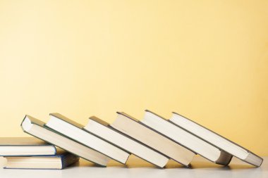 Renkli kitap yığını. Eğitim arka plan. Okula dönüş. Metin için yer kopyalayın.