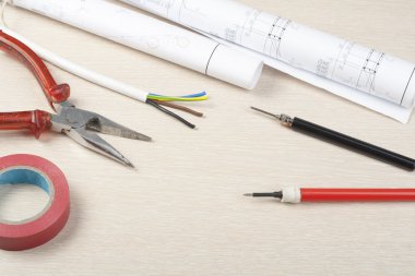 Ahşap arka plan üzerinde elektrik araç kümesi. Mühendislik çalışmaları, enerji kavramı için aksesuarlar.