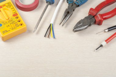 Ahşap arka plan üzerinde elektrik araç kümesi. Mühendislik çalışmaları, enerji kavramı için aksesuarlar.