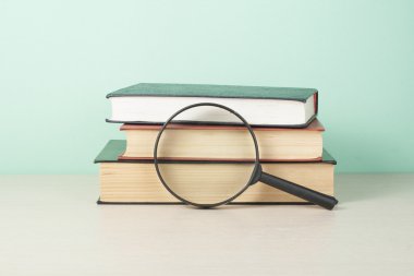 Açık kitap, ahşap masa ciltli kitap. Eğitim arka plan. Okula dönüş. Metin için yer kopyalayın.