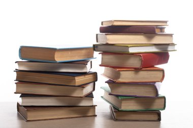 Beyaz arka plan üzerinde izole kitap yığını. Eğitim kavramı. Okula dönüş.