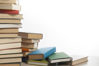 Beyaz arka plan üzerinde izole kitap yığını. Eğitim kavramı. Okula dönüş.