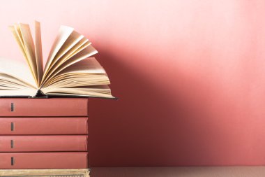 Açık kitap, ahşap masa ciltli kitap. Eğitim arka plan. Okula dönüş. Metin için yer kopyalayın.