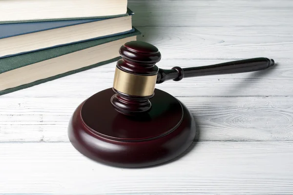 Pojęcie prawa - książki z Młotek drewniany sędziów na stole w sali sądowej lub wykonanie pakietu office. — Zdjęcie stockowe