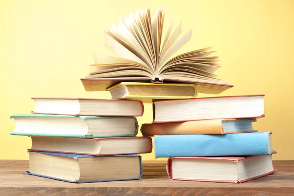 Açık kitap, ahşap masa ciltli kitap. Eğitim arka plan. Okula dönüş. Metin için yer kopyalayın.