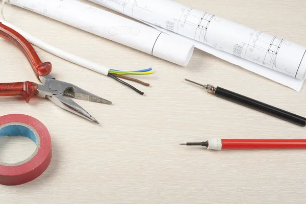 Juego de herramientas eléctricas sobre fondo de madera. Accesorios para trabajos de ingeniería, concepto energético . — Foto de Stock