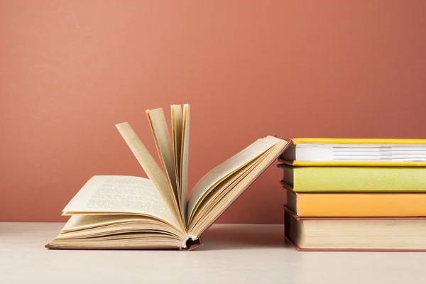 Açık kitap, ahşap masa ciltli kitap. Eğitim arka plan. Okula dönüş. Metin için yer kopyalayın.