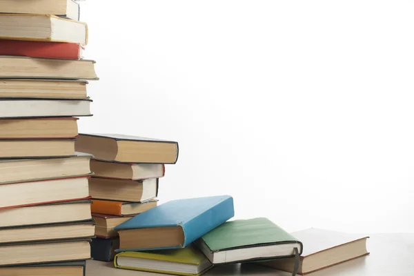 Стек книг ізольовано на білому тлі. Концепція освіти. Назад до школи . — стокове фото