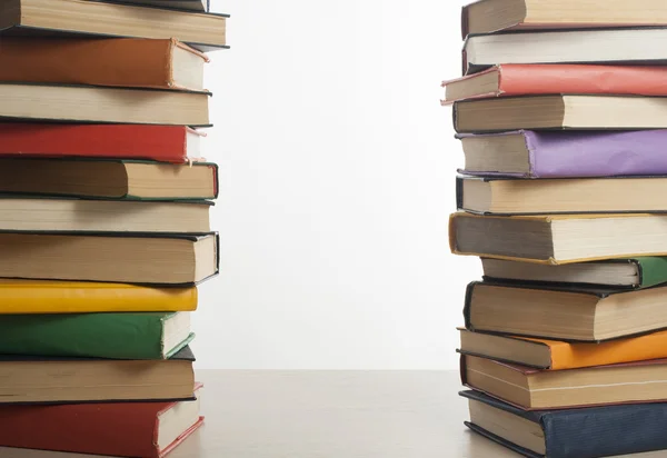 Στοίβα από βιβλία που απομονώνονται σε λευκό φόντο. Έννοια της εκπαίδευσης. Επιστροφή στο σχολείο. — Φωτογραφία Αρχείου
