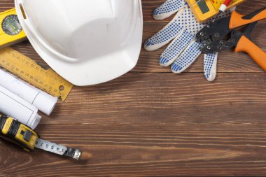 Ahşap arka plan üzerinde elektrik araç kümesi. Mühendislik çalışmaları, enerji kavramı için aksesuarlar.
