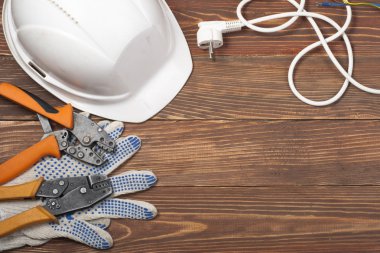 Ahşap arka plan üzerinde elektrik araç kümesi. Mühendislik çalışmaları, enerji kavramı için aksesuarlar.