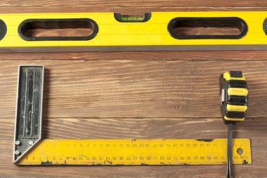 Ahşap masa, araçlar kümesi. Çizgi İnşaat seviyesi ve kare ölçme metre cetvel bakım kavramı