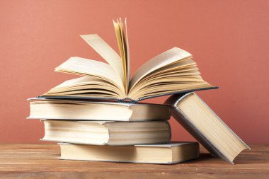 Açık kitap, ahşap masa ciltli kitap. Eğitim arka plan. Okula dönüş. Metin için yer kopyalayın.