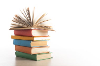 Beyaz arka plan üzerinde kitap yığını. Eğitim kavramı. Okula dönüş.