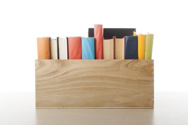 Beyaz arka plan üzerinde izole kitap yığını. Eğitim kavramı. Okula dönüş.
