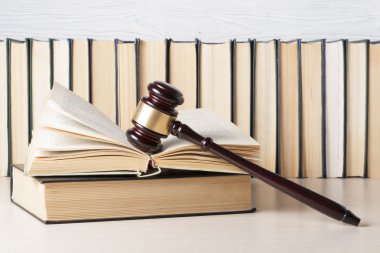 Hukuk kavram - bir mahkeme veya icra ofiste tabloda ahşap hakimler tokmak ile kitap.