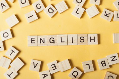 Sözcük İngilizcesi ahşap masa üzerindeki diğer harf yığınının yanında tahta harflerle yapılır.