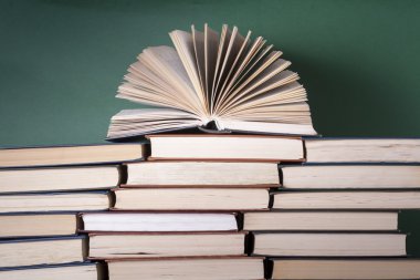 Açık kitap, ahşap masa ciltli kitap. Eğitim arka plan. Okula dönüş. Metin için yer kopyalayın.