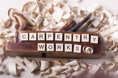 Talaşlı ahşap masa üzerinde inşaat araçları. Joiner marangoz işyeri üst görünümü. Metin için alan kopyalama