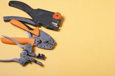 Ahşap arka plan üzerinde elektrik araç kümesi. Mühendislik çalışmaları, enerji kavramı için aksesuarlar.