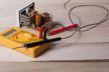 Ahşap arka plan üzerinde elektrik araç kümesi. Mühendislik çalışmaları, enerji kavramı için aksesuarlar.