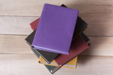 Renkli kitap yığını. Eğitim arka plan. Okula dönüş. Metin için yer kopyalayın.