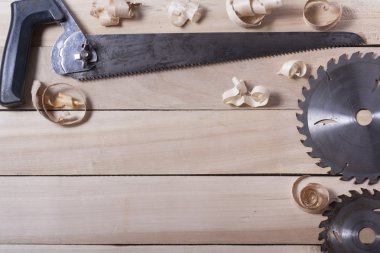 Talaşlı ahşap masa üzerinde inşaat araçları. Joiner marangoz işyeri üst görünümü. Metin için alan kopyalama