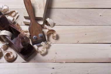 Talaşlı ahşap masa üzerinde inşaat araçları. Joiner marangoz işyeri üst görünümü. Metin için alan kopyalama