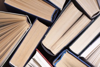 Açık kitap, ahşap masa ciltli kitap. Eğitim arka plan. Okula dönüş. Metin için yer kopyalayın.