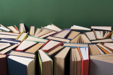 Açık kitap, ahşap masa ciltli kitap. Eğitim arka plan. Okula dönüş. Metin için yer kopyalayın.