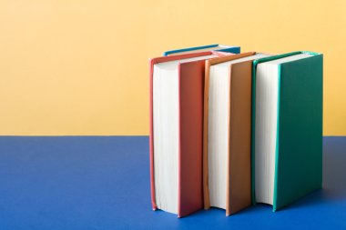 Renkli kitap yığını. Eğitim arka plan. Okula dönüş. Metin için yer kopyalayın.