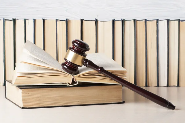 Concepto de ley - Libro con jueces de madera martillo en la mesa en una sala de tribunal u oficina de aplicación . —  Fotos de Stock