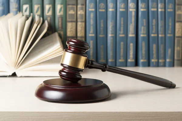 Hukuk kavram - bir mahkeme veya icra ofiste tabloda ahşap hakimler tokmak ile kitap.