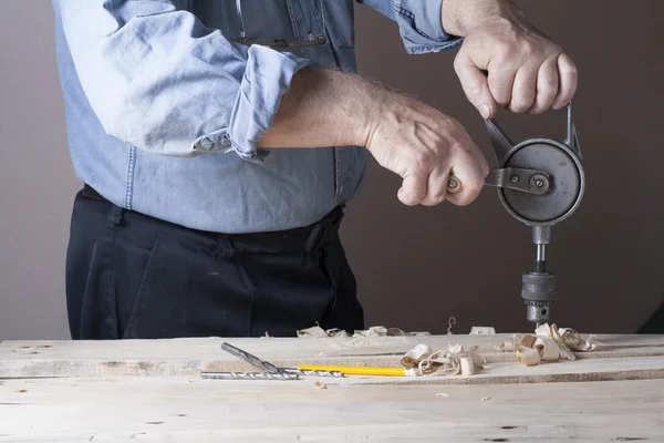 Falegname che lavora con aereo su sfondo di legno al cantiere. Falegname sul posto di lavoro — Foto Stock