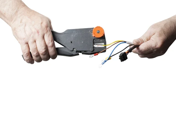 Onarım, yenileme, elektrik ve enerji konsepti. Elektrikçi beyaz arka plan üzerinde izole tellerden yalıtım soyma. Metin için alan kopyalayın. Pliers ile ellerin kapatın.