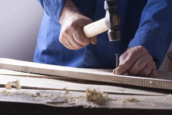 Carpintero trabajando con plano sobre fondo de madera en Building Site. Lugar de trabajo — Foto de Stock