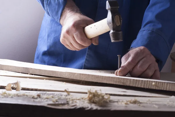 Falegname che lavora con aereo su sfondo di legno al cantiere. Falegname sul posto di lavoro — Foto Stock