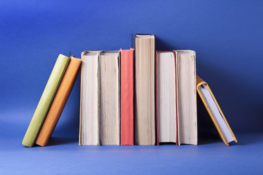 Renkli kitap yığını. Eğitim arka plan. Okula dönüş. Metin için yer kopyalayın.