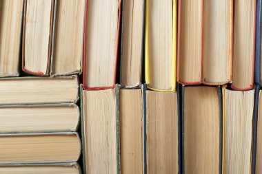 Renkli kitap yığını. Eğitim arka plan. Okula dönüş. Metin için yer kopyalayın.